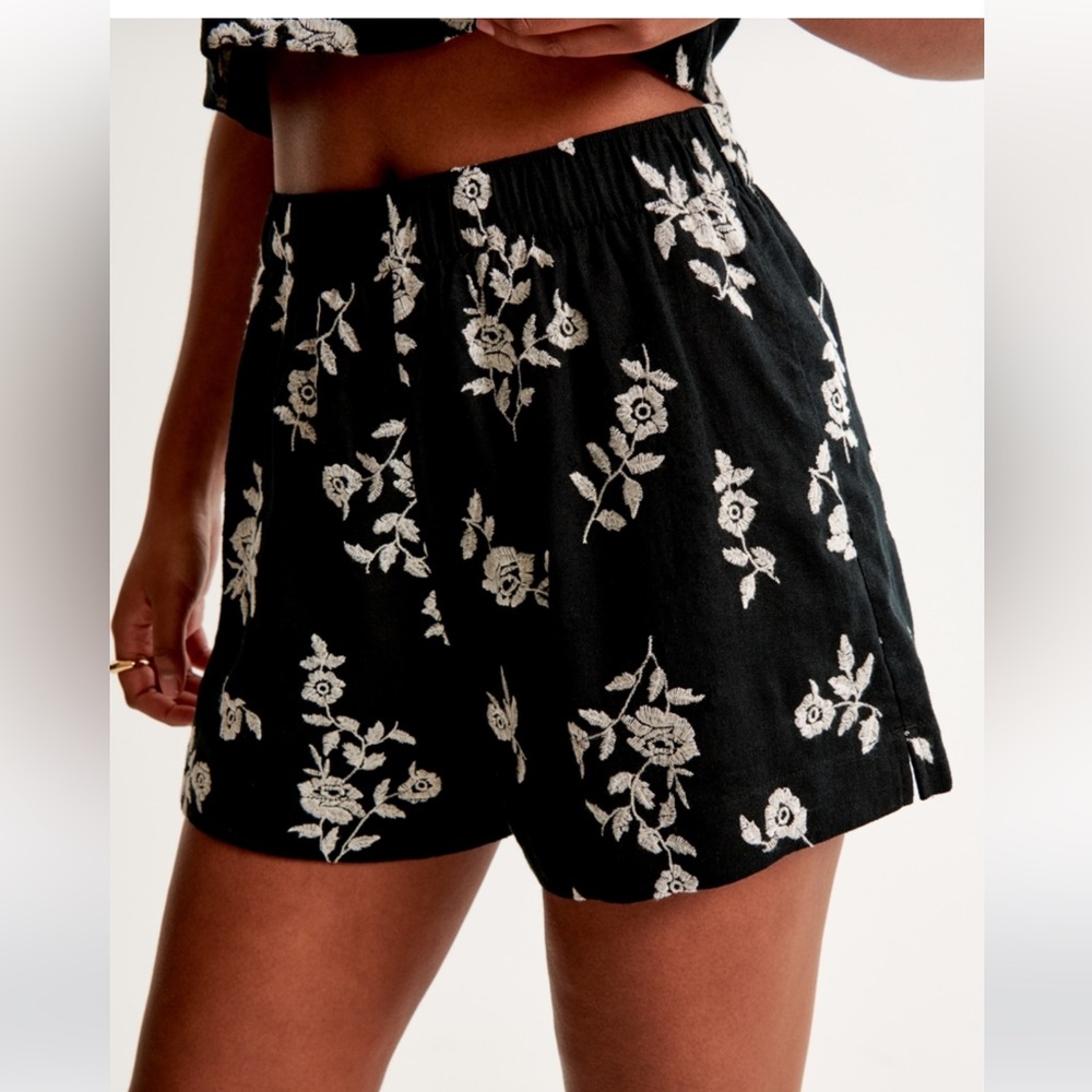 Linen Blend Embroidered Pull-On Short